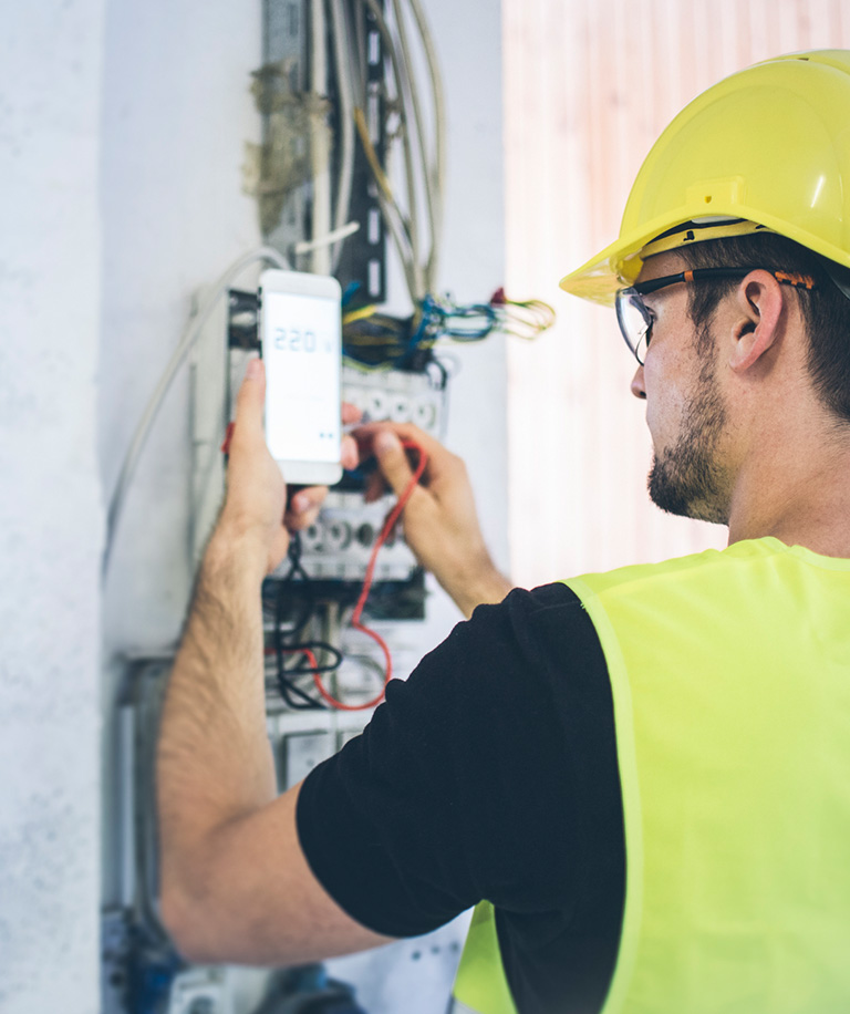 Specjalista sprawdzający instalację elektryczną